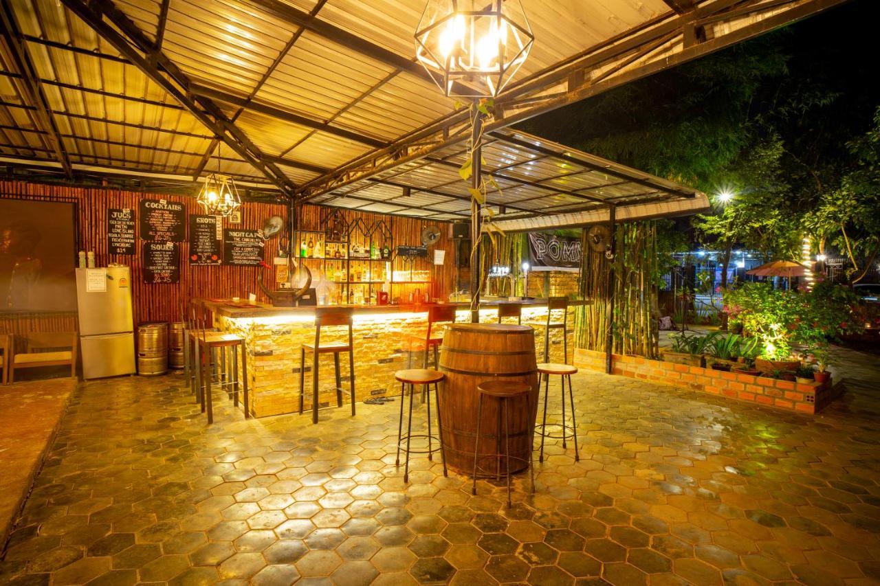 Pomme Brewhouse Hostel Siem Reap Exterior foto